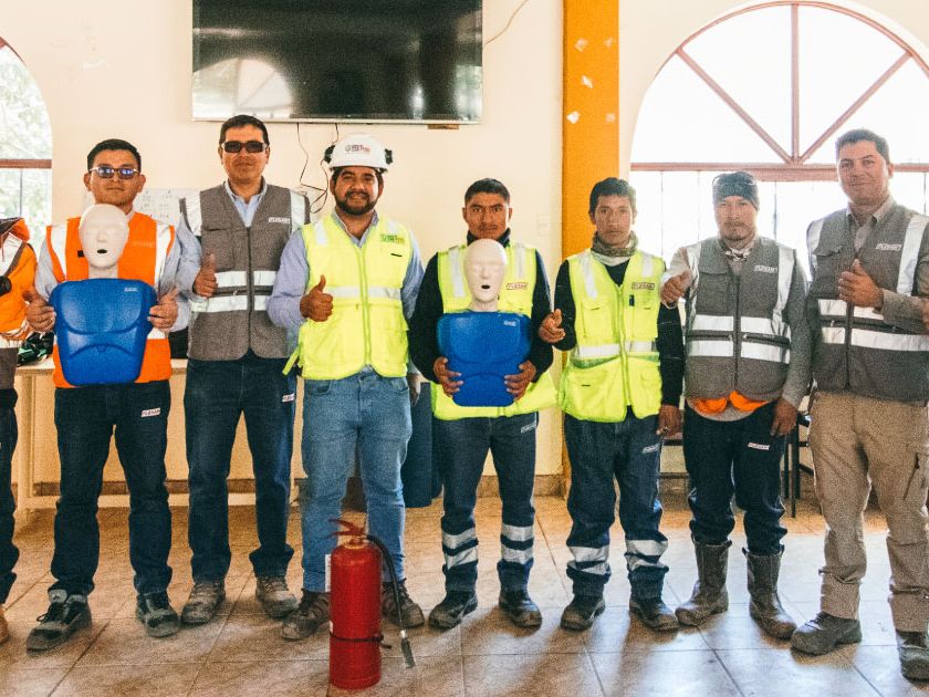 Grupo de trabajadores con chalecos de seguridad tras completar una capacitación de primeros auxilios