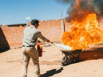 Práctica de uso de extintores con fuego real