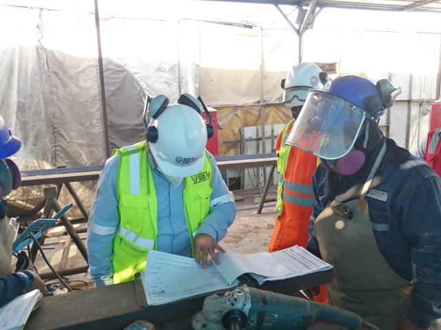 Revisión de permisos de trabajo en taller