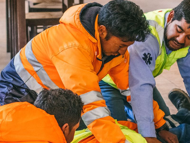 Instructores practican primeros auxilios durante una capacitación