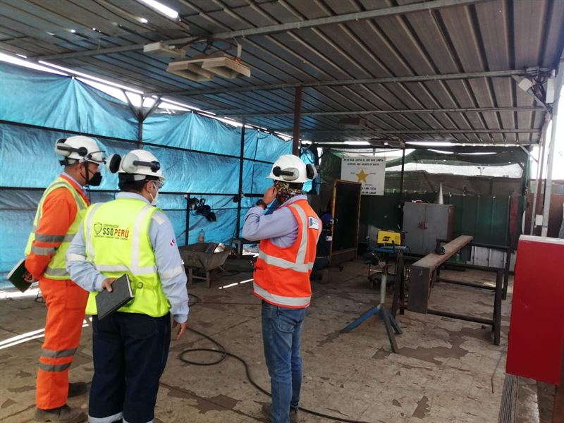 Supervisores de SST inspeccionan un taller de soldadura